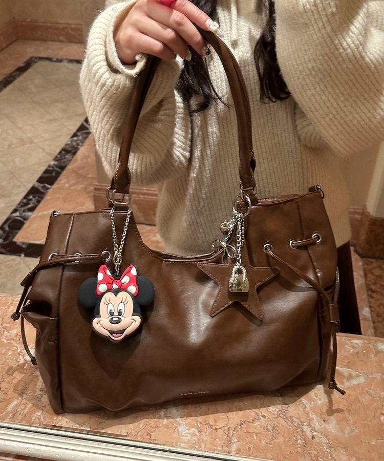 大容量 レザーショルダーバッグ BROWN