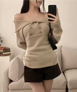 더블버튼 오프숄더 숄 니트 베이지