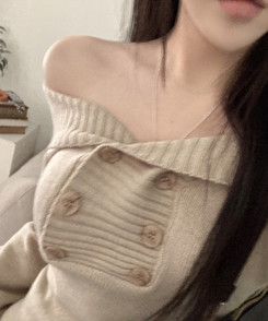 더블버튼 오프숄더 숄 니트 베이지