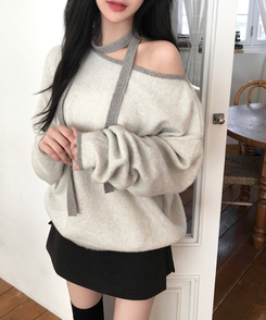 데르온 배색 입술넥 오프숄더 머플러 초커 긴팔 니트 아이보리