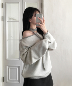 데르온 배색 입술넥 오프숄더 머플러 초커 긴팔 니트 아이보리