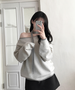 데르온 배색 입술넥 오프숄더 머플러 초커 긴팔 니트 아이보리