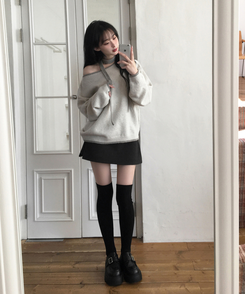 데르온 배색 입술넥 오프숄더 머플러 초커 긴팔 니트 아이보리