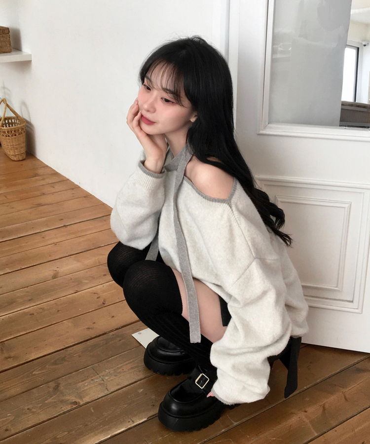 데르온 배색 입술넥 오프숄더 머플러 초커 긴팔 니트 아이보리