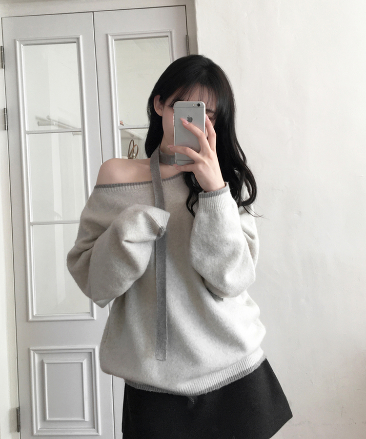 데르온 배색 입술넥 오프숄더 머플러 초커 긴팔 니트 아이보리