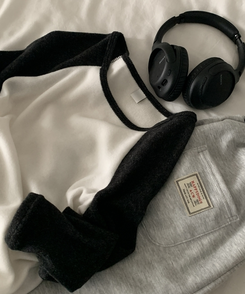 로멘 기모배색 레글런 셔링 크롭 긴팔니트 티셔츠