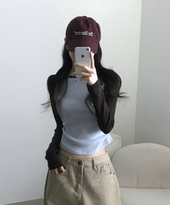 로멘 기모배색 레글런 셔링 크롭 긴팔니트 티셔츠 브라운