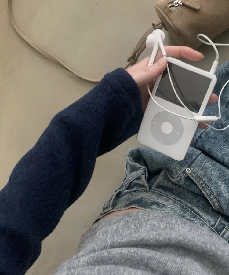 로멘 기모배색 레글런 셔링 크롭 긴팔니트 티셔츠 네이비