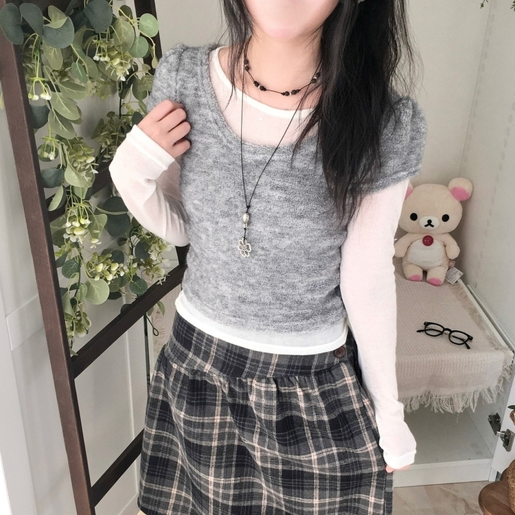 무채색 미소녀 테리소재 레이어드 라운드넥 반팔 니트 그레이