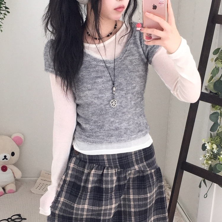 무채색 미소녀 테리소재 레이어드 라운드넥 반팔 니트 그레이