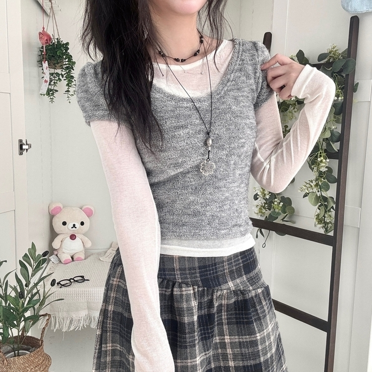 무채색 미소녀 테리소재 레이어드 라운드넥 반팔 니트 그레이