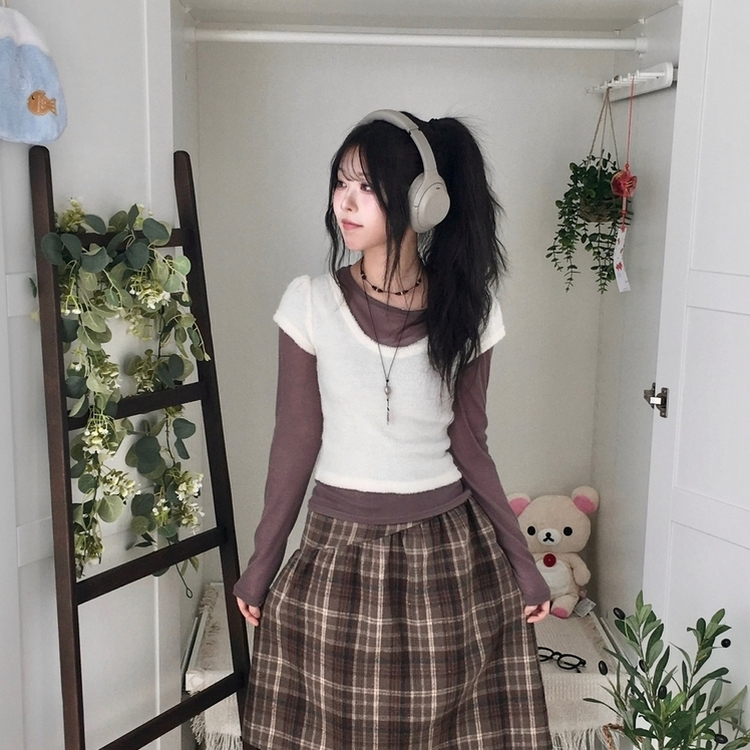 무채색 미소녀 테리소재 레이어드 라운드넥 반팔 니트 아이보리