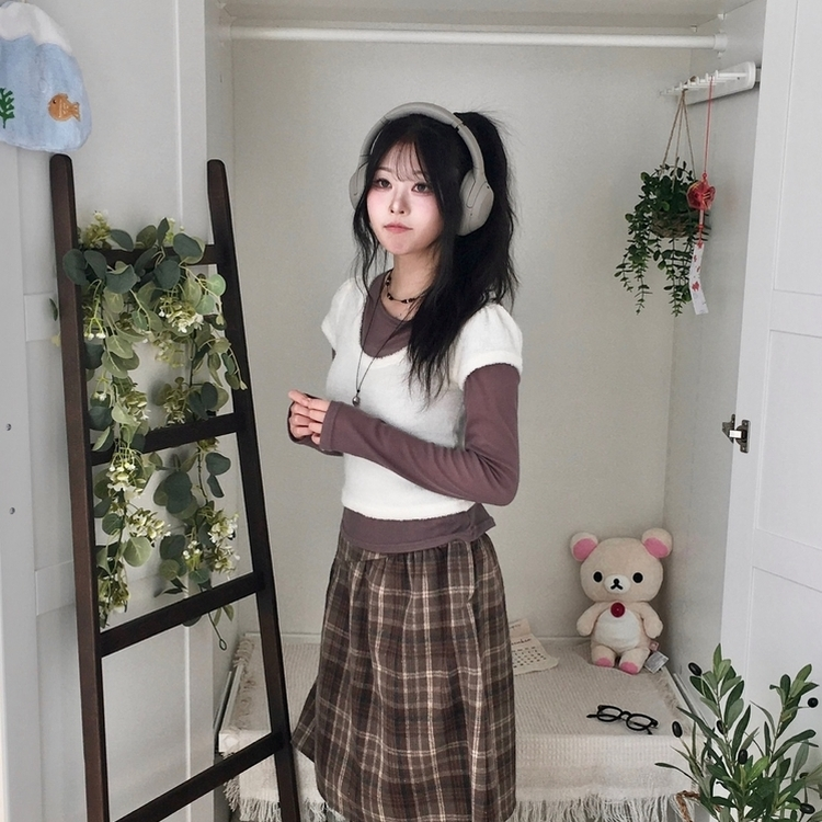 무채색 미소녀 테리소재 레이어드 라운드넥 반팔 니트 아이보리