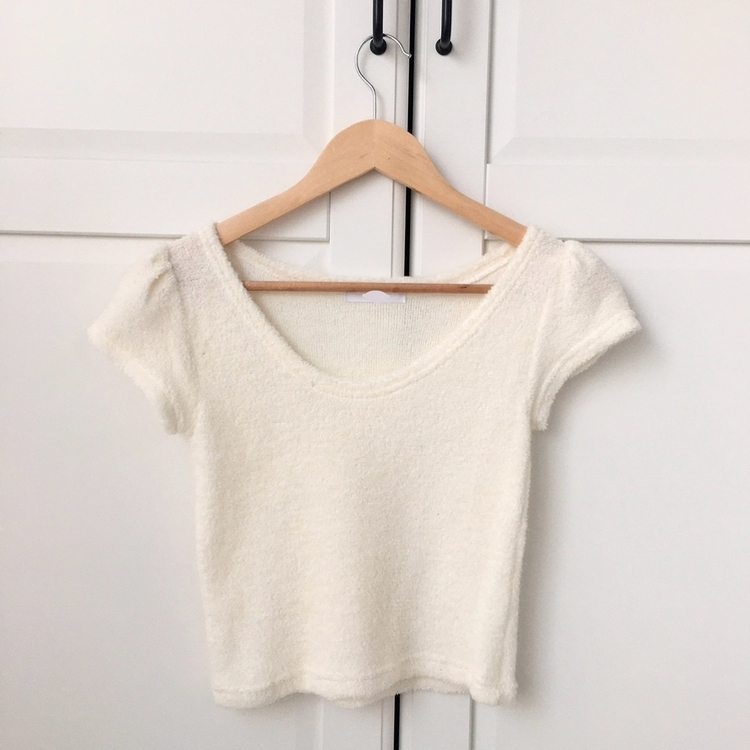 무채색 미소녀 테리소재 레이어드 라운드넥 반팔 니트