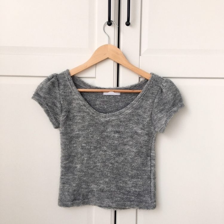 무채색 미소녀 테리소재 레이어드 라운드넥 반팔 니트
