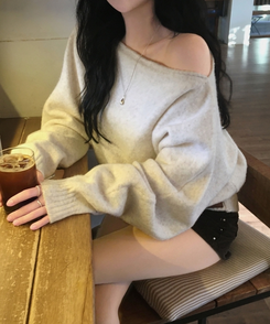 레이니 원오프숄더 긴팔니트 아이보리