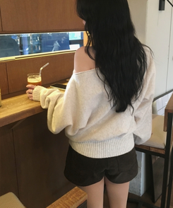 레이니 원오프숄더 긴팔니트 아이보리