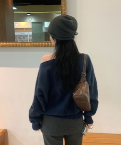 레이니 원오프숄더 긴팔니트 네이비