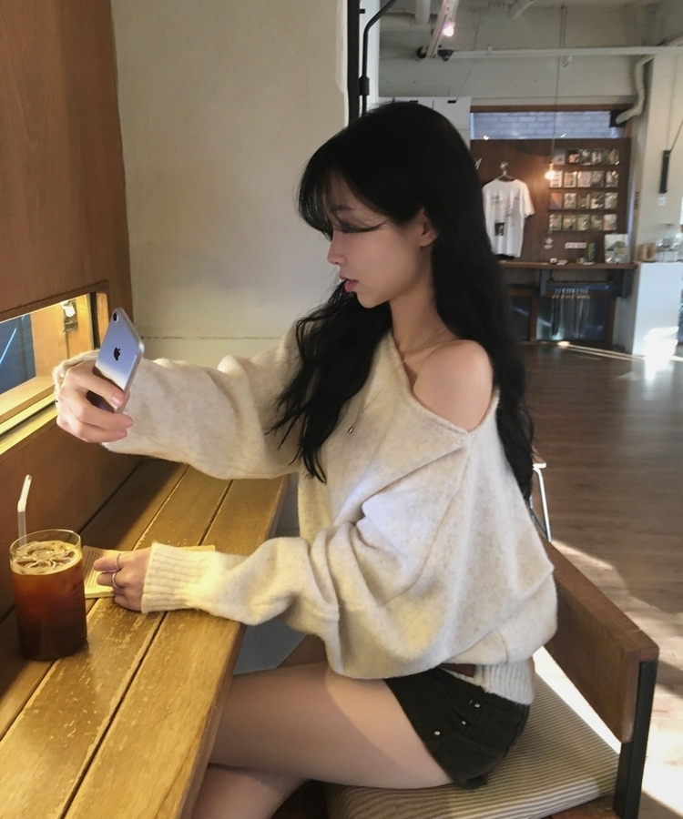 레이니 원오프숄더 긴팔니트 아이보리