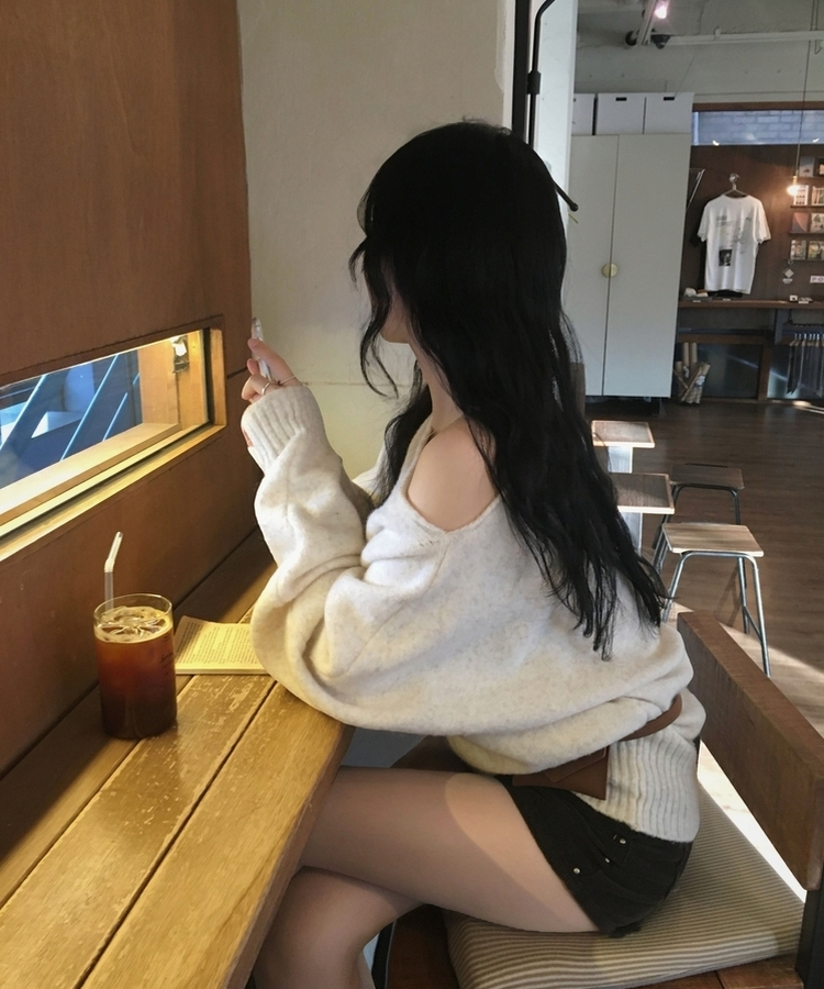 레이니 원오프숄더 긴팔니트 아이보리