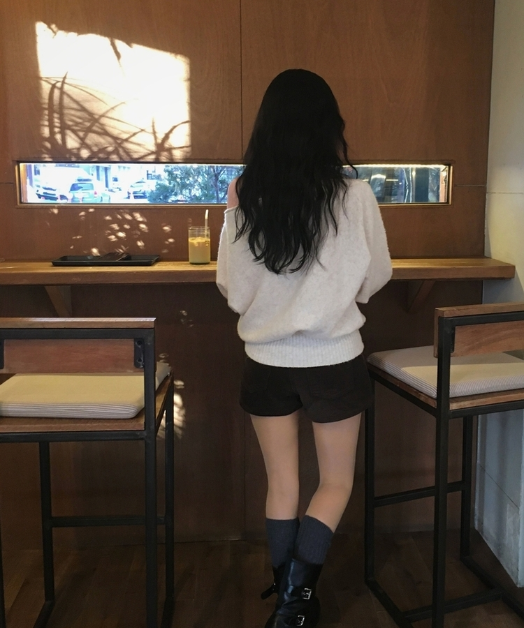 레이니 원오프숄더 긴팔니트 아이보리