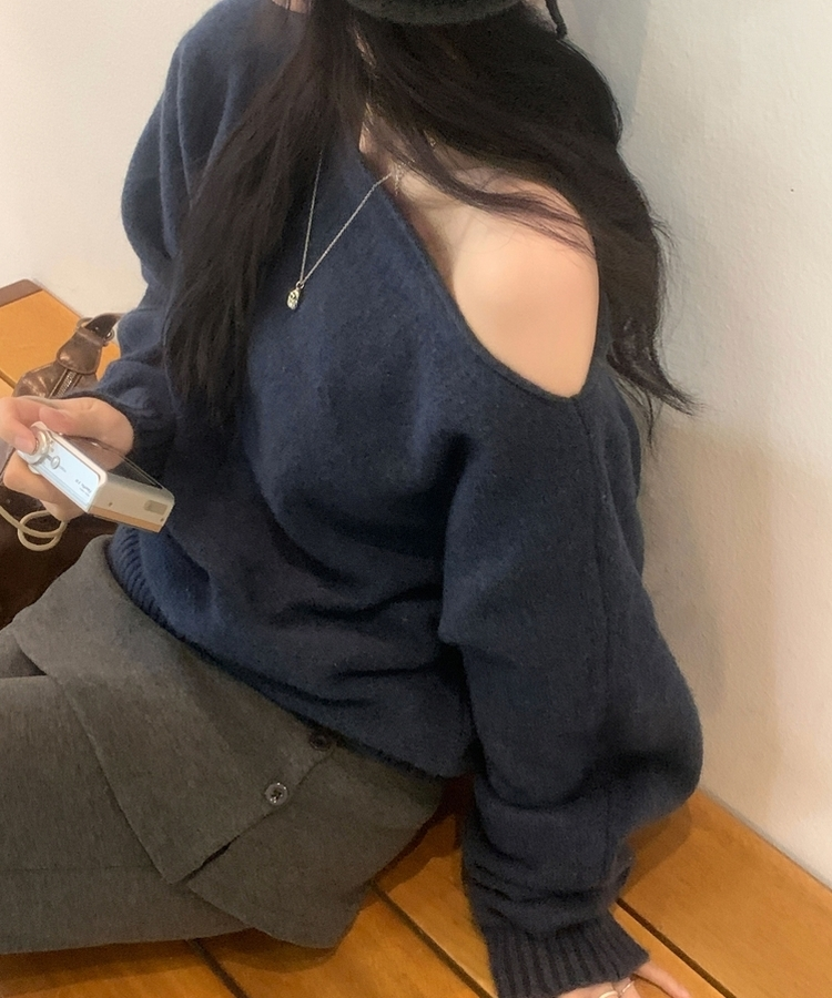 레이니 원오프숄더 긴팔니트 네이비