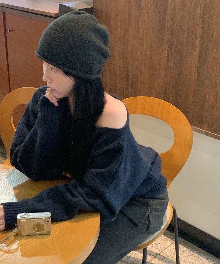 레이니 원오프숄더 긴팔니트 네이비