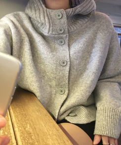 모루 후드 버튼 하이넥 니트 가디건 그레이