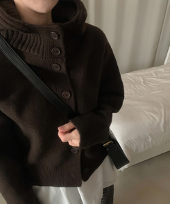 모루 후드 버튼 하이넥 니트 가디건 브라운