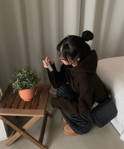 모루 후드 버튼 하이넥 니트 가디건 브라운