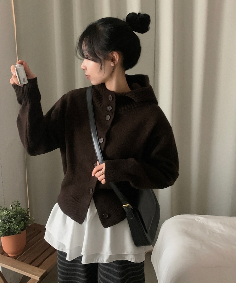 모루 후드 버튼 하이넥 니트 가디건 브라운