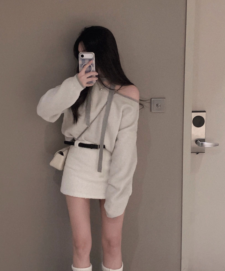 구름을 니트로 담는다면베스킨 배색 입술넥 니트 초커 아이보리