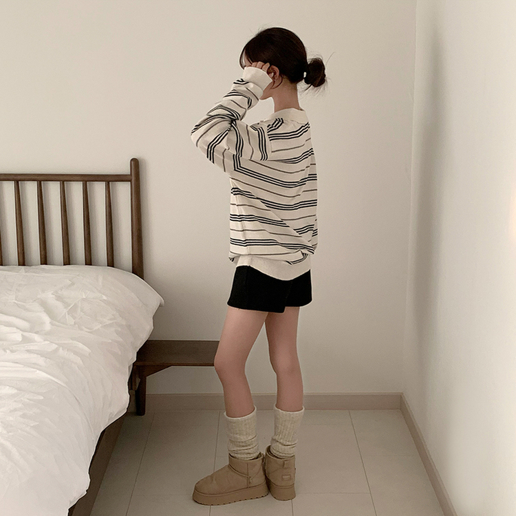 퀄리티 보장 하이큐 스트라이프 겨울 단가라 카라 버튼 상의 긴팔 니트 루즈핏 단추 긴팔티 2color 베이지