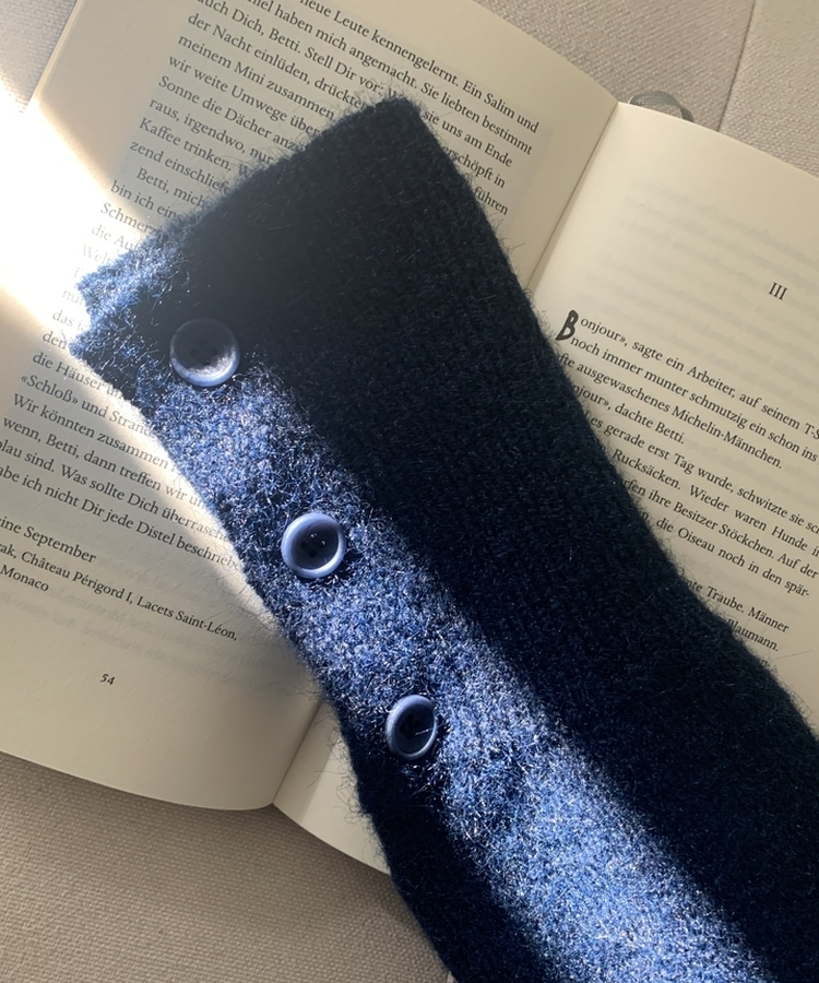 러블 소매 버튼 여리핏 라운드넥 긴팔니트