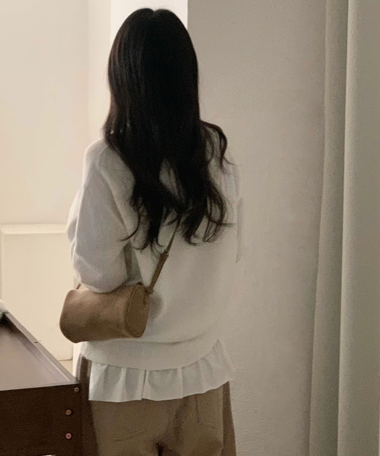 러블 소매 버튼 여리핏 라운드넥 긴팔니트 아이보리