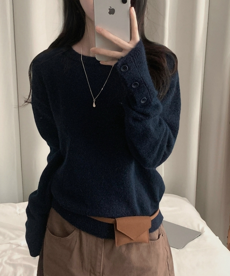 러블 소매 버튼 여리핏 라운드넥 긴팔니트 네이비