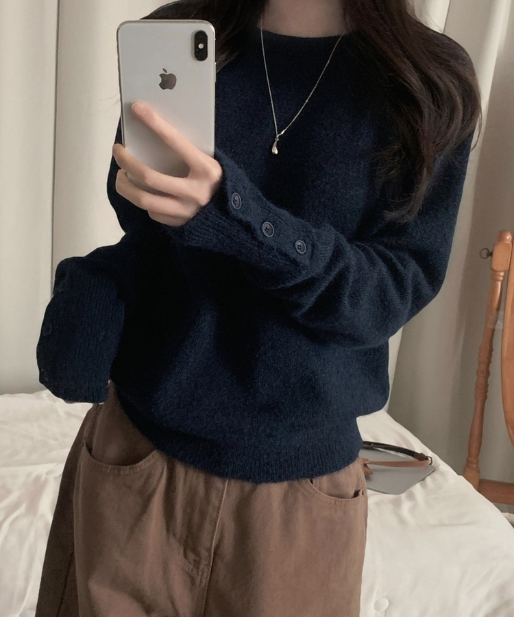 러블 소매 버튼 여리핏 라운드넥 긴팔니트 네이비