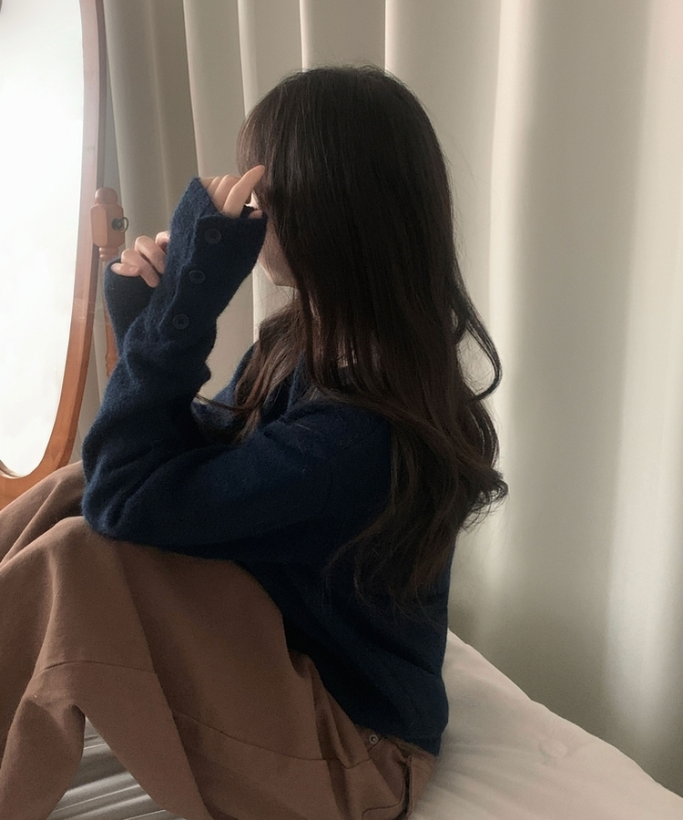 러블 소매 버튼 여리핏 라운드넥 긴팔니트 네이비