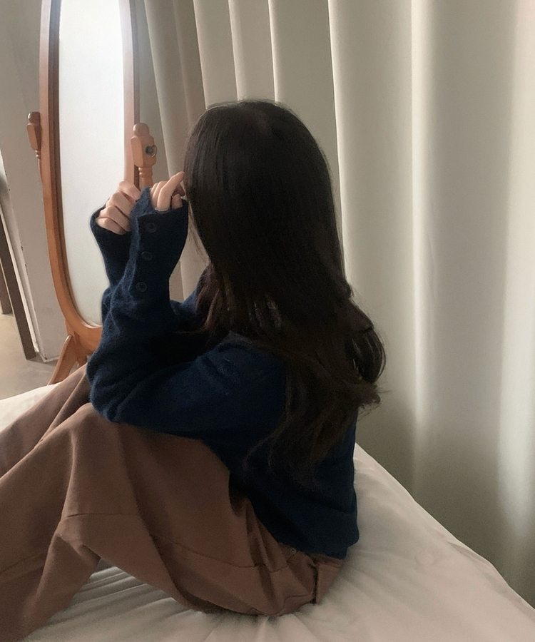 러블 소매 버튼 여리핏 라운드넥 긴팔니트 네이비