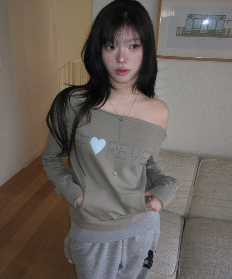 オフショルダーレタリングトレーナー KHAKI