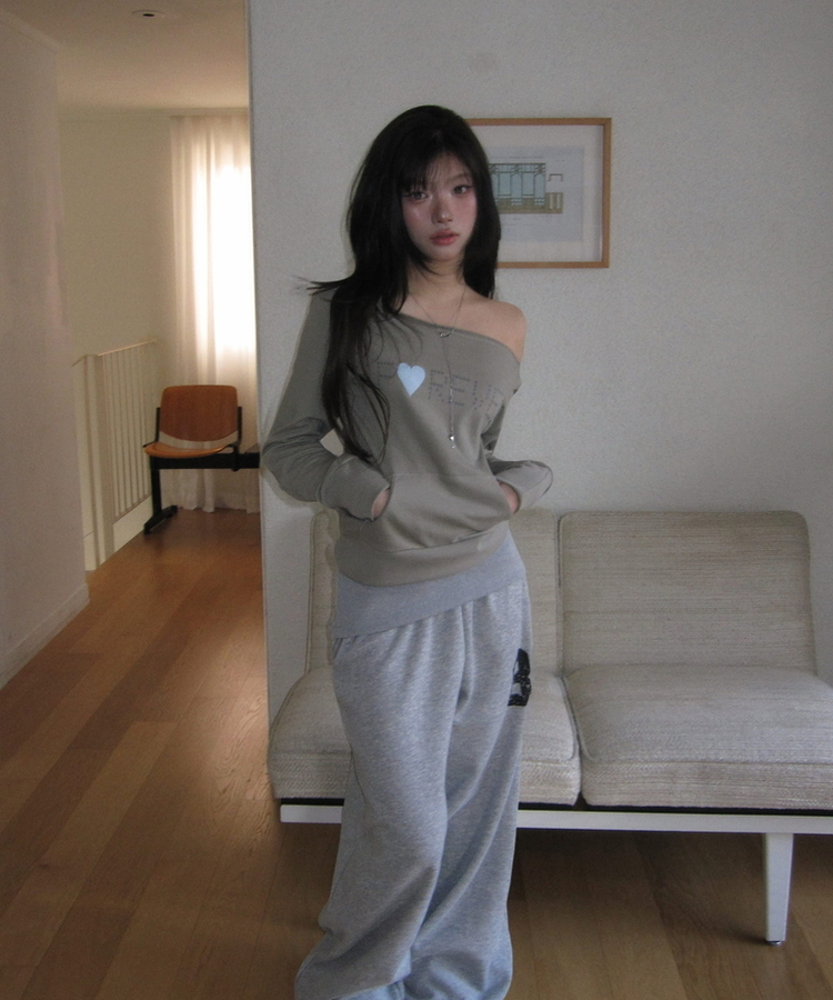 オフショルダーレタリングトレーナー KHAKI