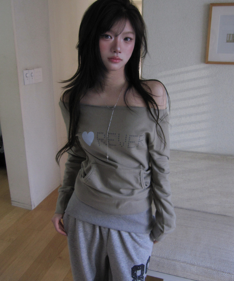 オフショルダーレタリングトレーナー KHAKI