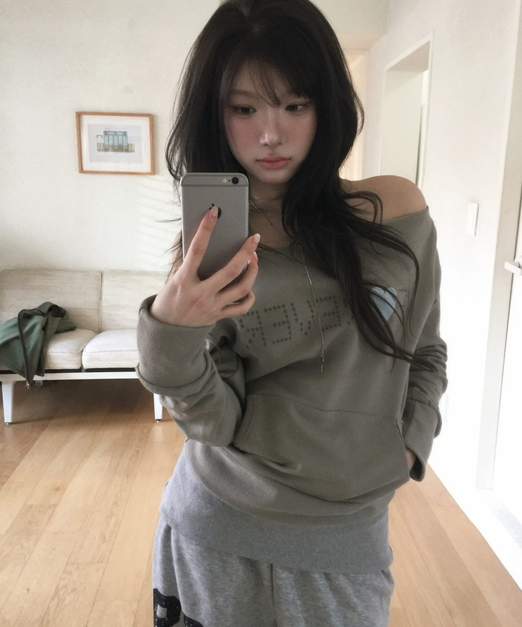 オフショルダーレタリングトレーナー KHAKI