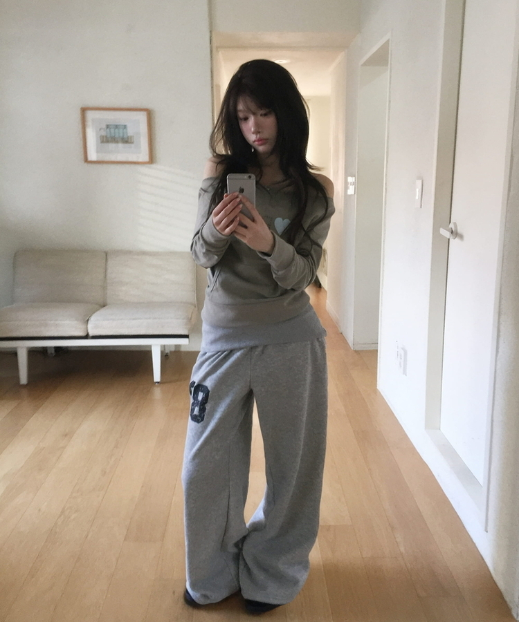 オフショルダーレタリングトレーナー KHAKI