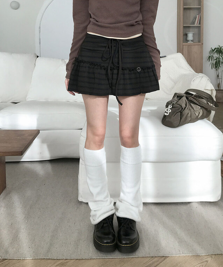 마키 스트라이프 버튼팬던트 셔링 스트랩 프릴 미니 스커트 브라운줄