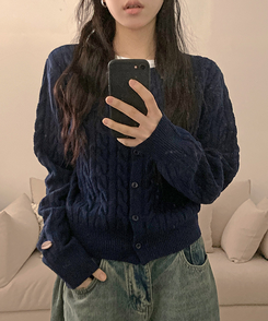 쇼나 꽈배기 케이블 레더 페치 데일리 도톰 가디건 네이비