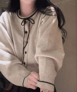 카누 폭닥 리본 배색 아방핏 세미크롭 라운드 니트 가디건 오트밀