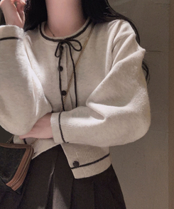 카누 폭닥 리본 배색 아방핏 세미크롭 라운드 니트 가디건 오트밀