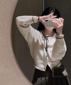 카누 폭닥 리본 배색 아방핏 세미크롭 라운드 니트 가디건 오트밀