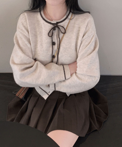 카누 폭닥 리본 배색 아방핏 세미크롭 라운드 니트 가디건 오트밀